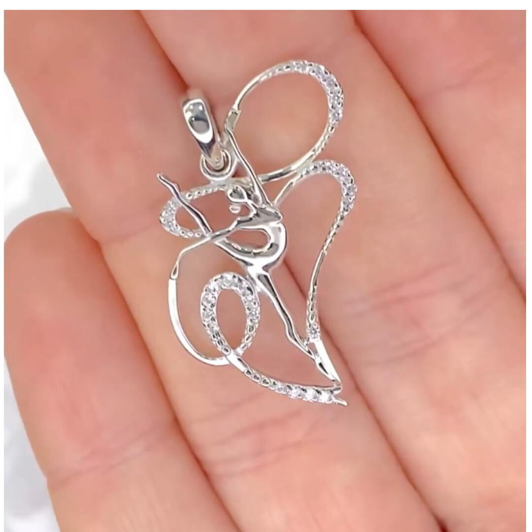 Pendentif en argent « Fille jouant avec un ruban »
