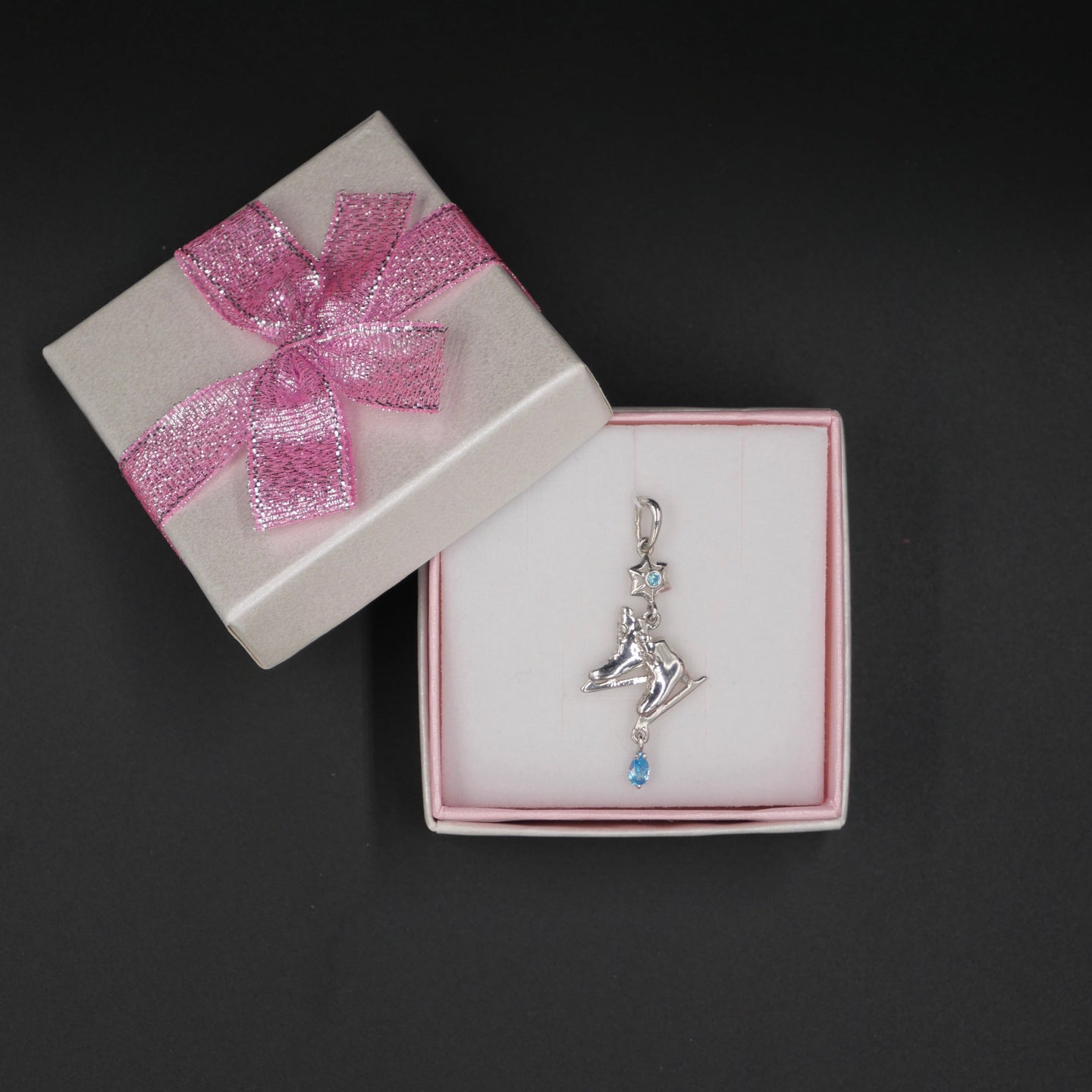 Pendentif en argent orné de pierres précieuses « Patins »