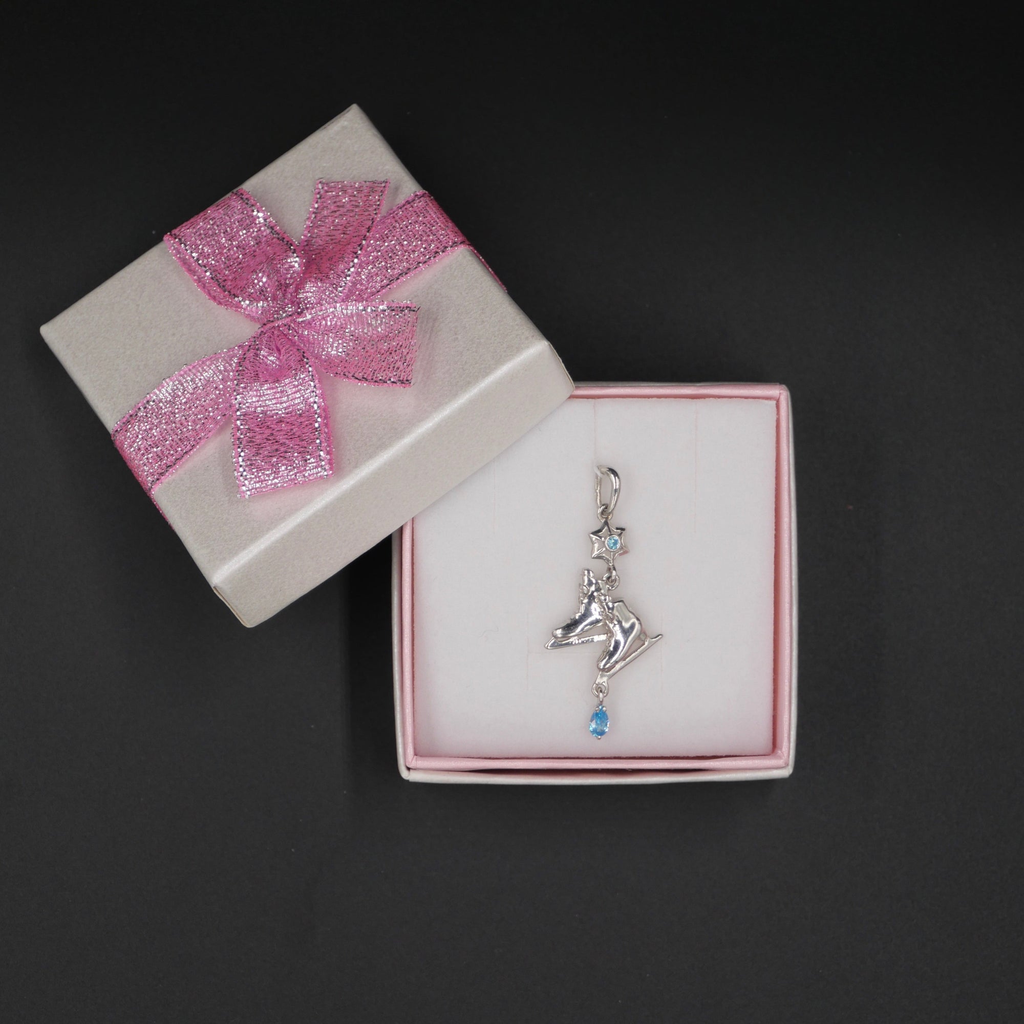 Pendentif en argent orné de pierres précieuses « Patins »