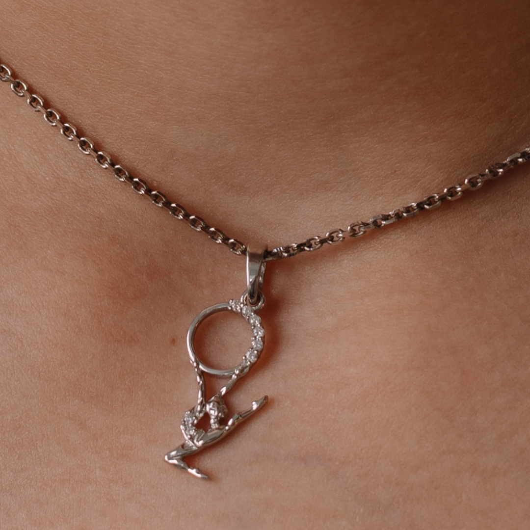 Pendentif en argent avec pierres précieuses "Fille au Cerceau"